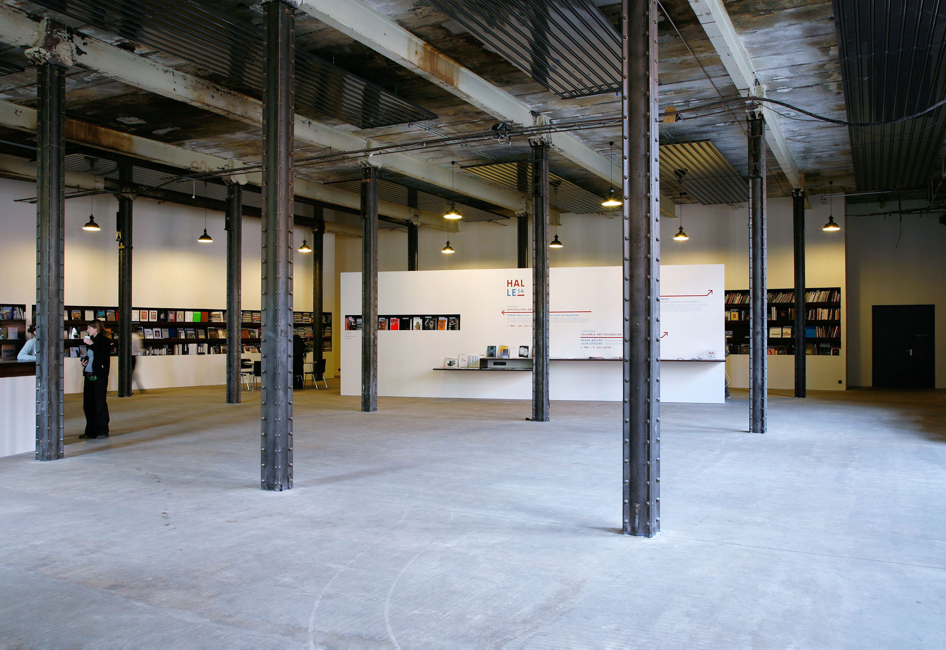 Bücherwände und Stahlstützen in alter Industriehalle in Leipzig