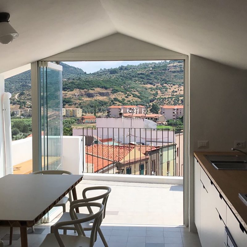 kleine Küche mit Dachterrasse und Stadtblick