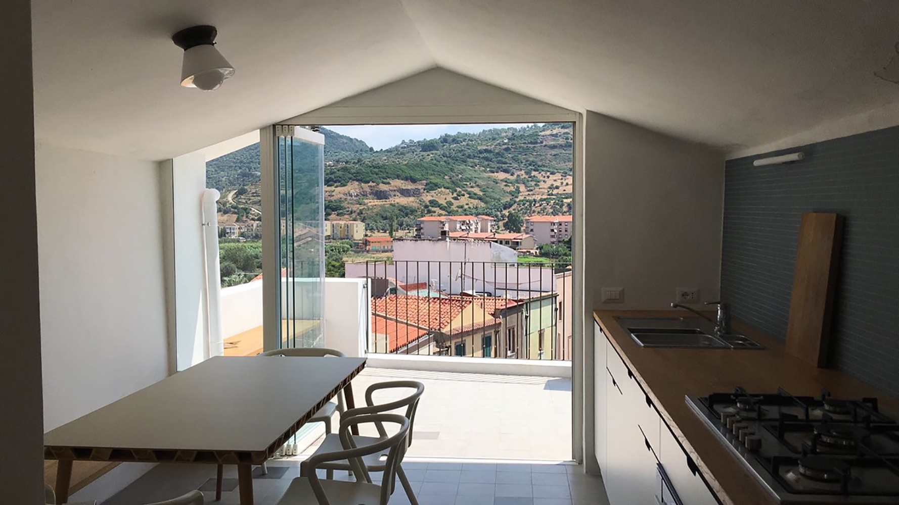 kleine Küche mit Dachterrasse und Stadtblick