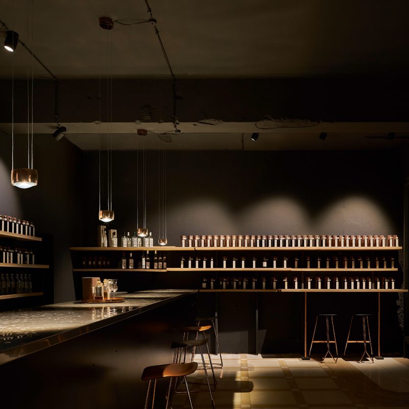 Holzregale, Tresen und Hocker in einem dunklen Raum