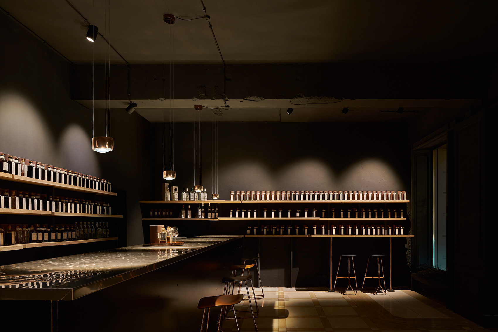 Holzregale, Tresen und Hocker in einem dunklen Raum