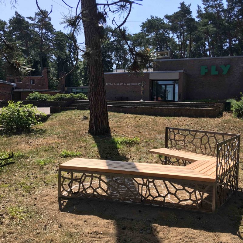 fünfeckige Bank aus gelasertem Schwarzstahl mit Holzsitzfläche