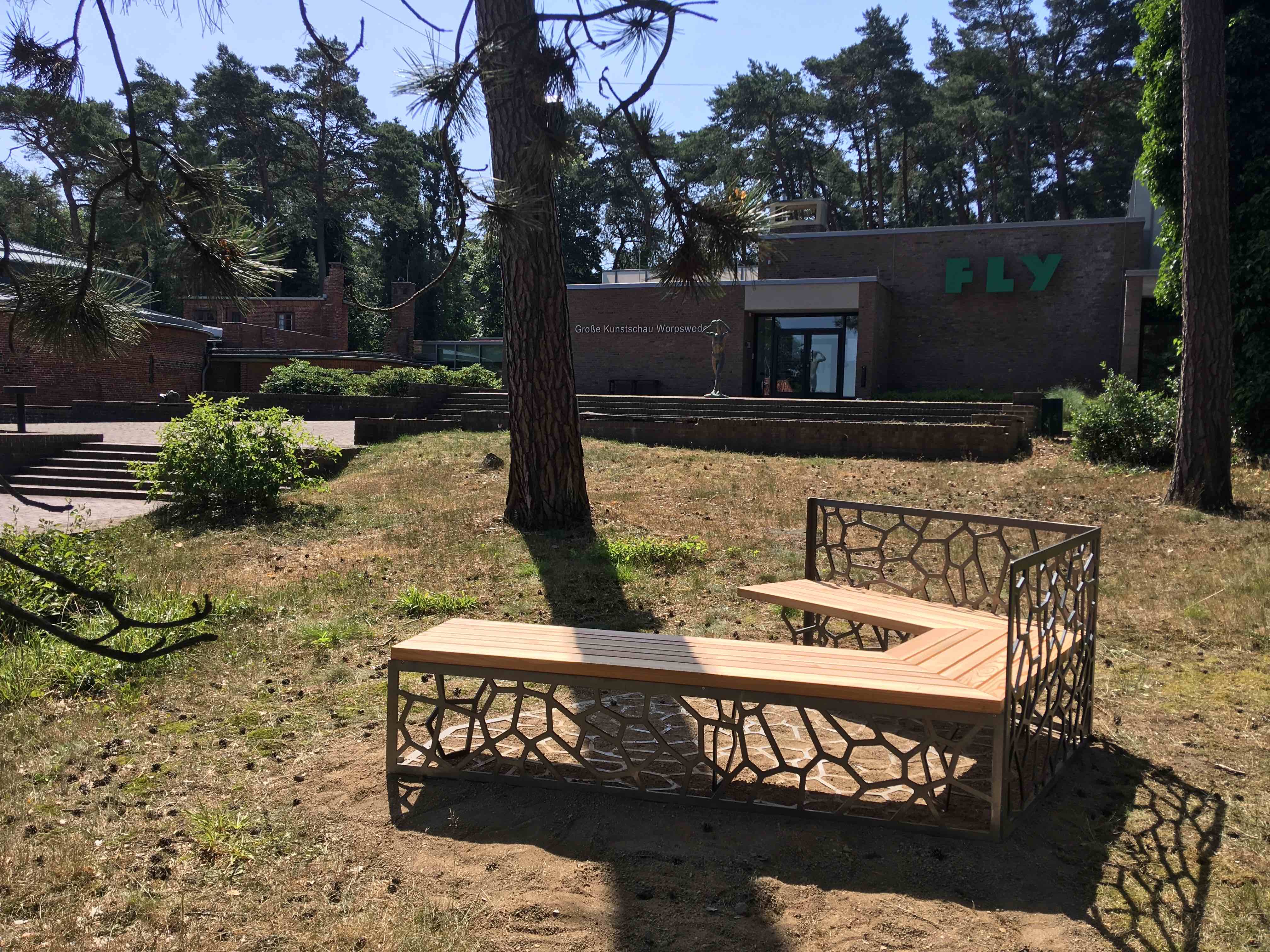 fünfeckige Bank aus gelasertem Schwarzstahl mit Holzsitzfläche