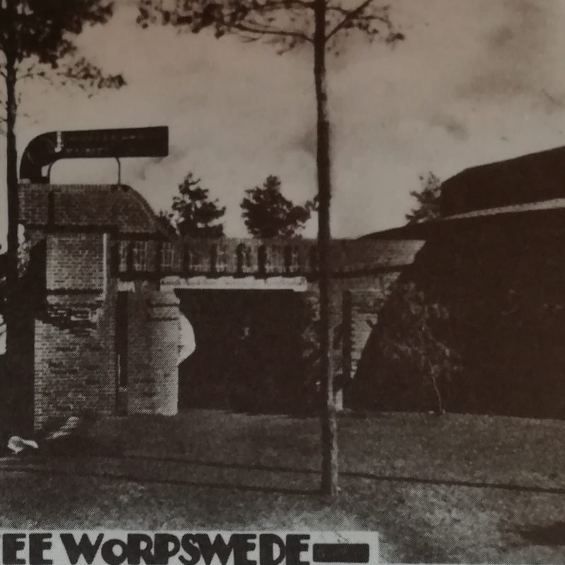 historische Postkarte: gemauertes Eingangsportal mit Metallschild