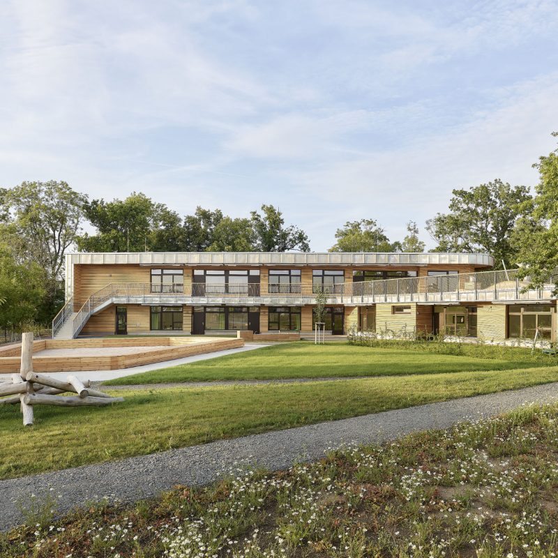 Freifläche mit Spielgeräten und Zugang zu Gruppenräumen