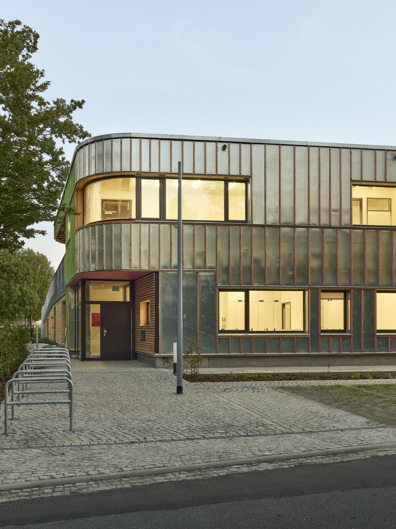 Haupteingang mit Fahrradständern