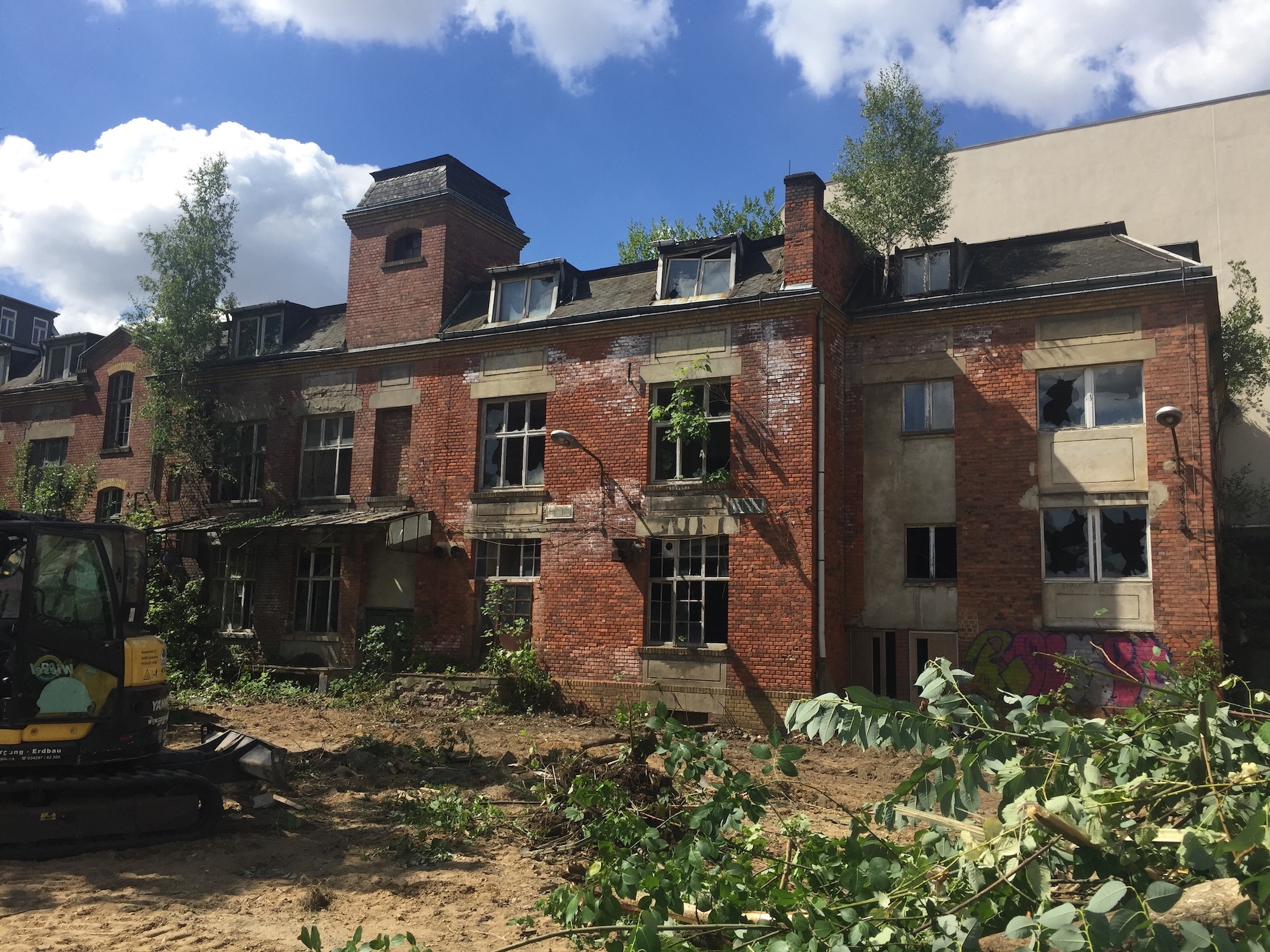 leerstehendes Fabrikgebäude aus Mauerwerk