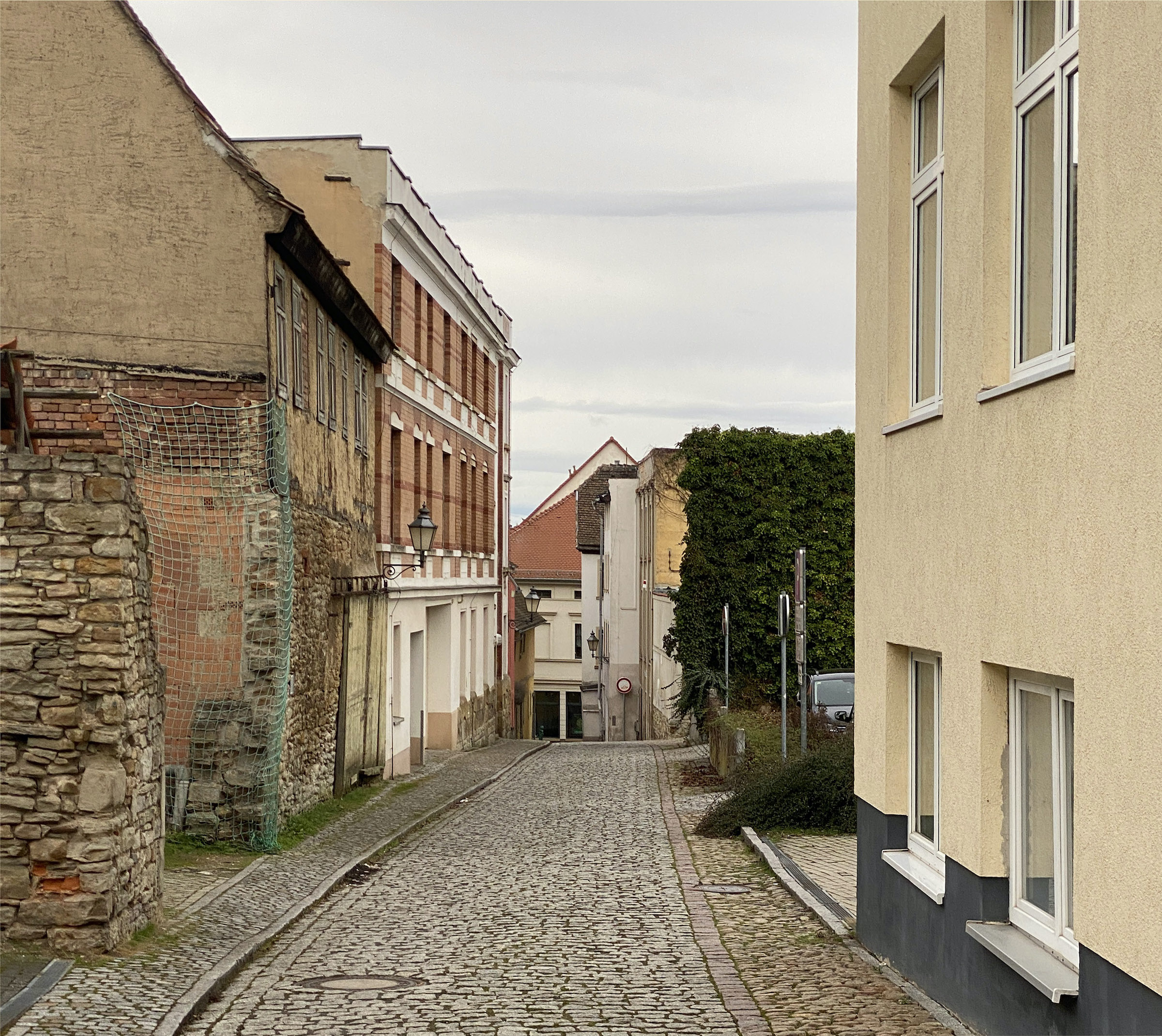 enge Straße mit Kopfsteinpflaster und historischen Gebäuden