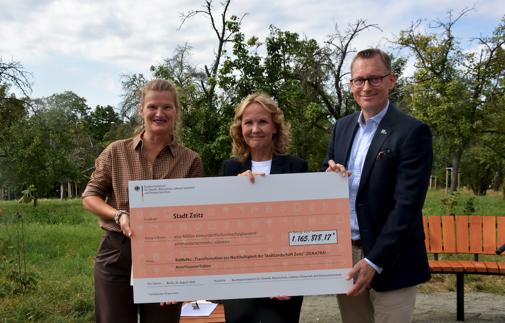 Menschen mit Check in Obstgarten