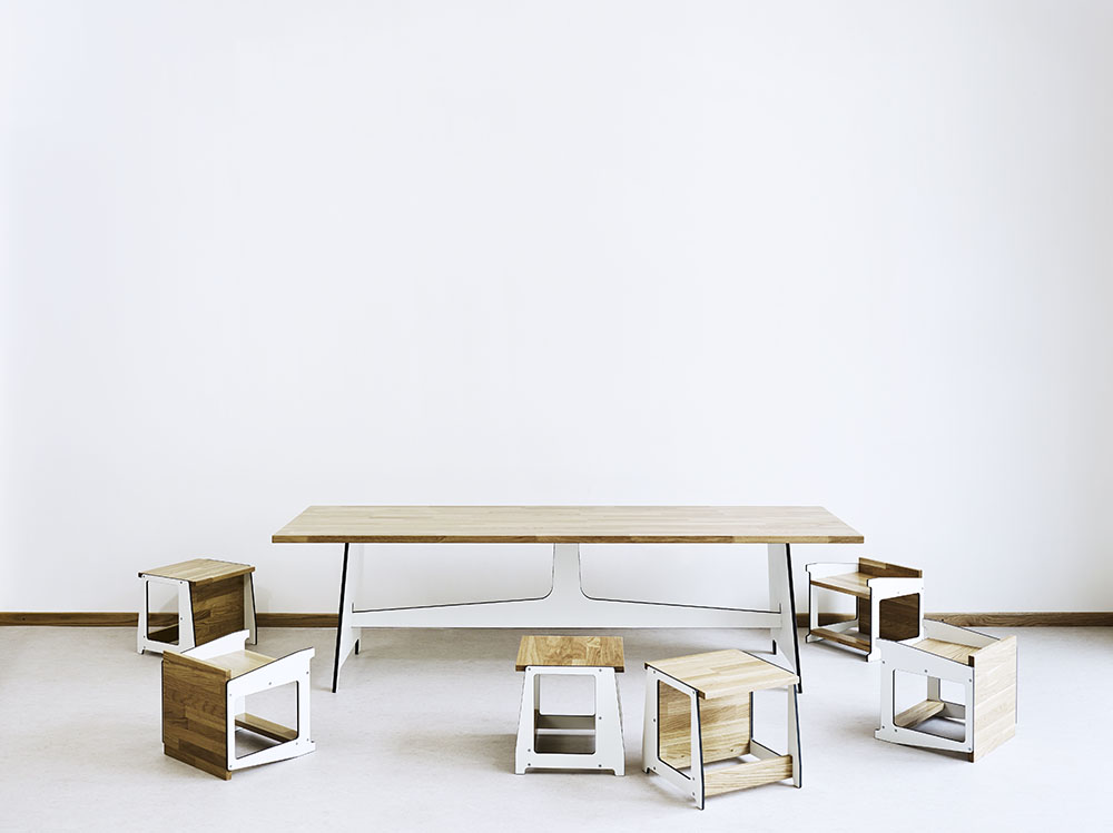 Tisch mit Massivholzplatte und HPL-Gestell und lose umstehende Kinderhocker