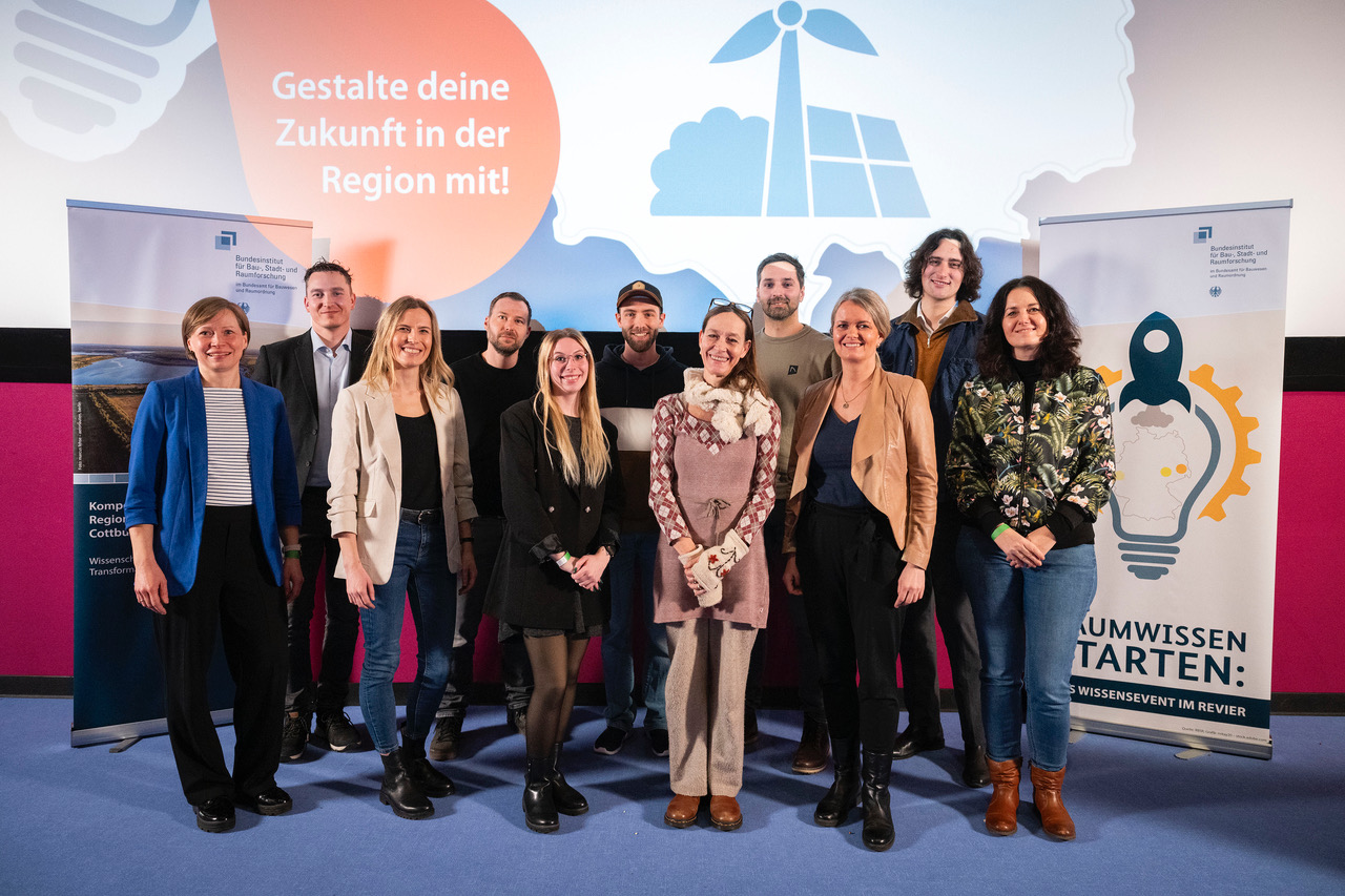 Gruppenfoto mit Teilnehmern und Veranstaltern des Podiumsgesprächs